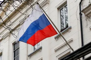 रूस ने मास्को के दूतावास में कार्यरत दो ब्रिटिश राजनयिकों को किया निष्कासित 